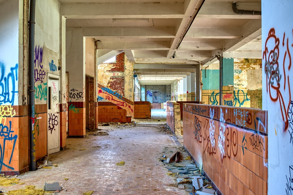 HDR urbex brandweerauto brandweerwagen fire truck camion de pompiers graffiti Sanatorium Dolhain basil decay verlaten kunst art